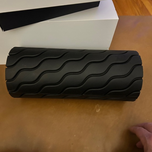 Therabody Theragun Wave Roller - Smart Vibrating Foam Roller - Picture 3 of 9